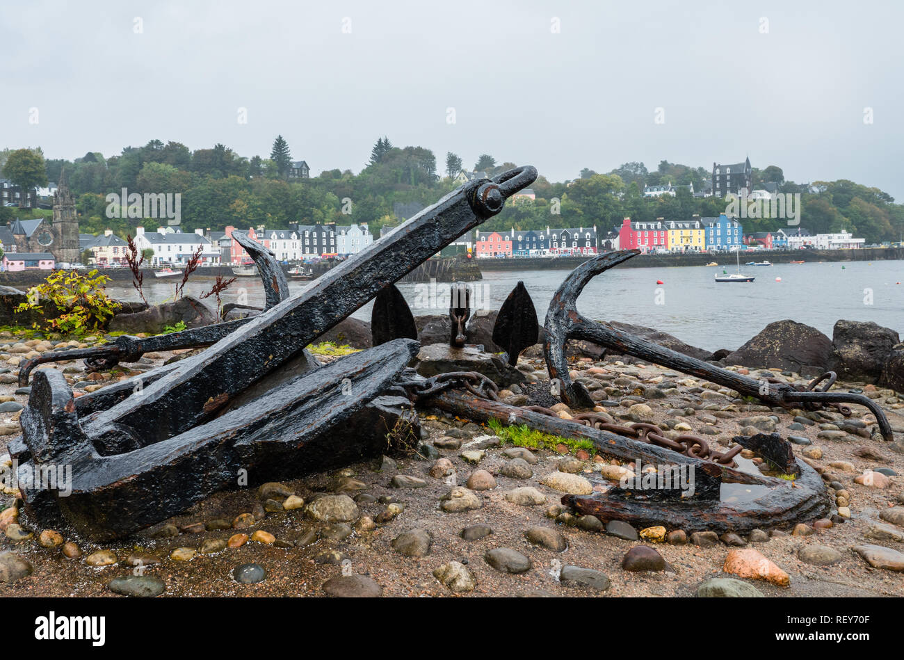 Alte Anker mit Blick auf die schottische Tobermory Stadt im Hintergrund Stockfoto