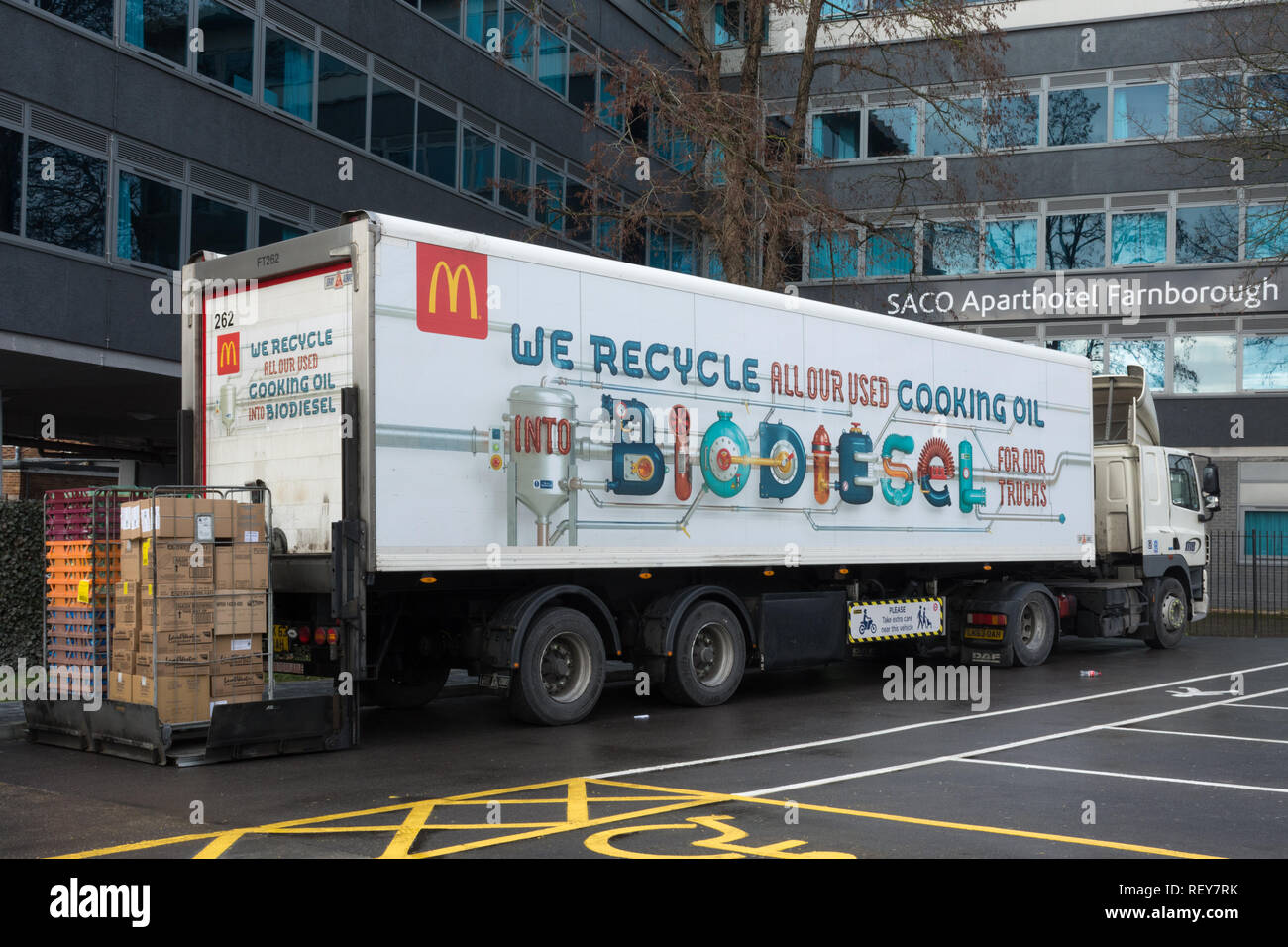 Große McDonalds Lkw oder Lkw waren liefern - auf der Seite sind die Worte, die wir alle unsere Küche Öl in Biodiesel verwendet für unsere Lkw Recycling Stockfoto