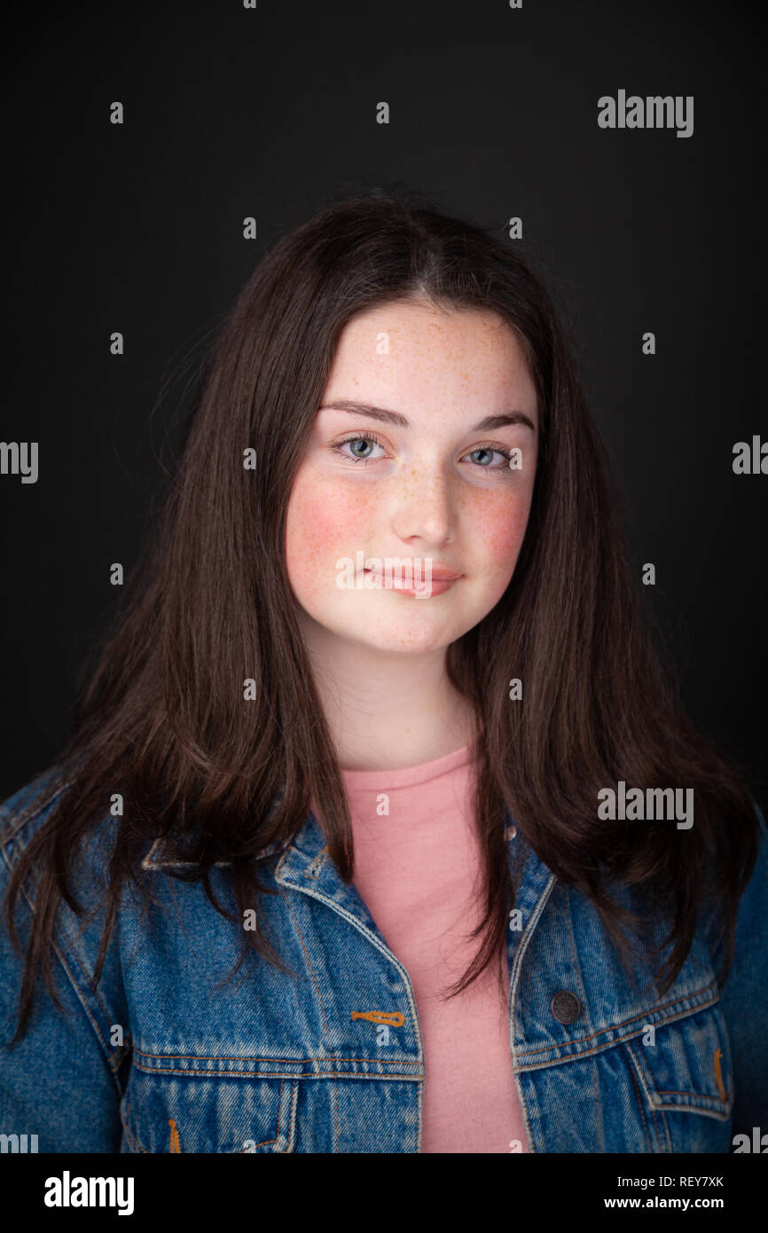 Porträt eines hübschen vierzehn Jahre alten schottischen Mädchen. Stockfoto