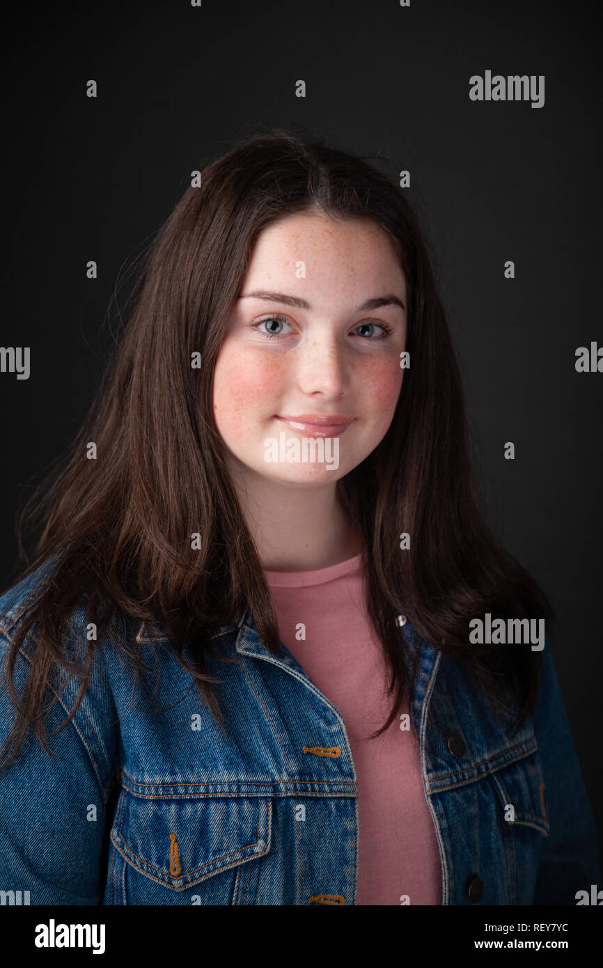 Porträt eines hübschen vierzehn Jahre alten schottischen Mädchen. Stockfoto