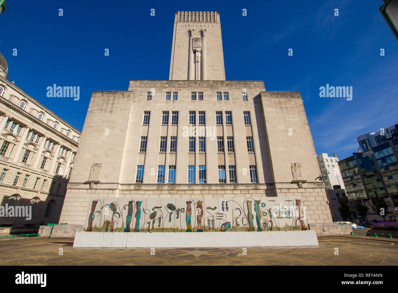 Seitenansicht des Mersey Tunnel Ventilation Control Gebäude, Goree mit Liverpool Biennale Artwork 2018 Stockfoto