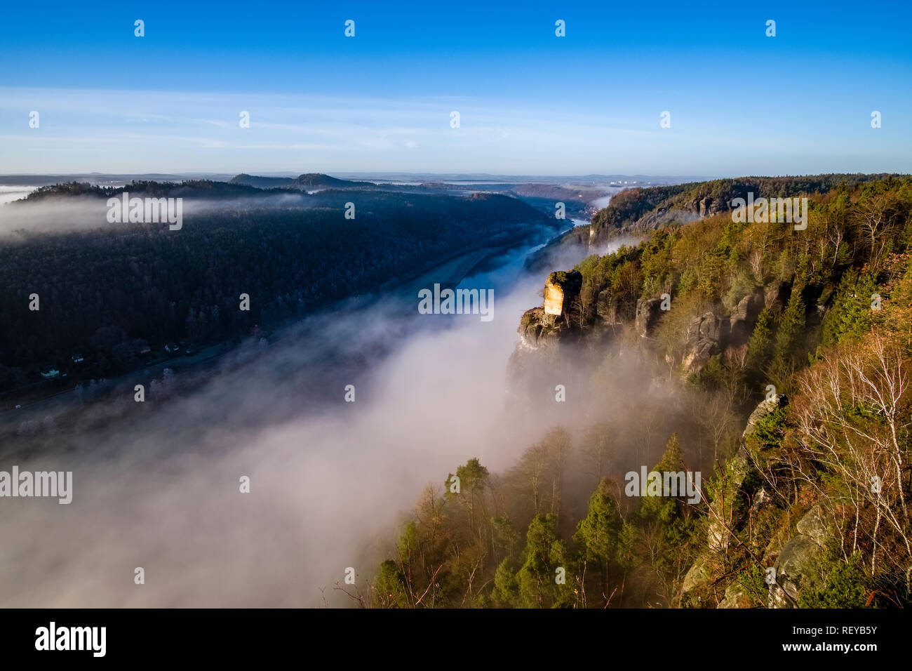 Landschaft im Nationalpark Sächsische Schweiz mit Felsformationen, Gipfel Wartturm und Bäume, Nebel in der Elbe Valley bei Sonnenaufgang Stockfoto
