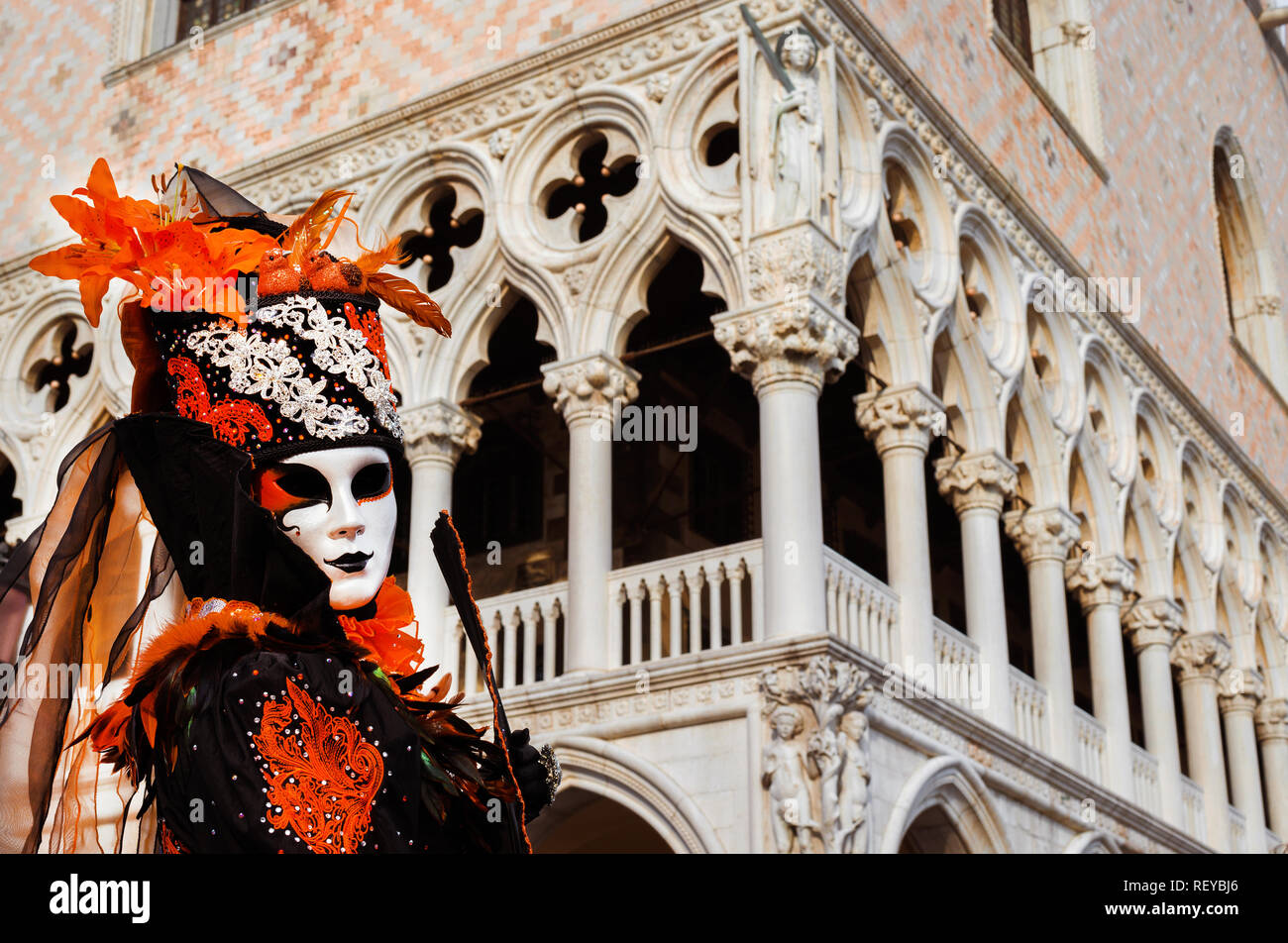 Karneval in Venedig. Wunderschöne venezianische Maske mit Ventilator, vor dem Dogenpalast Stockfoto