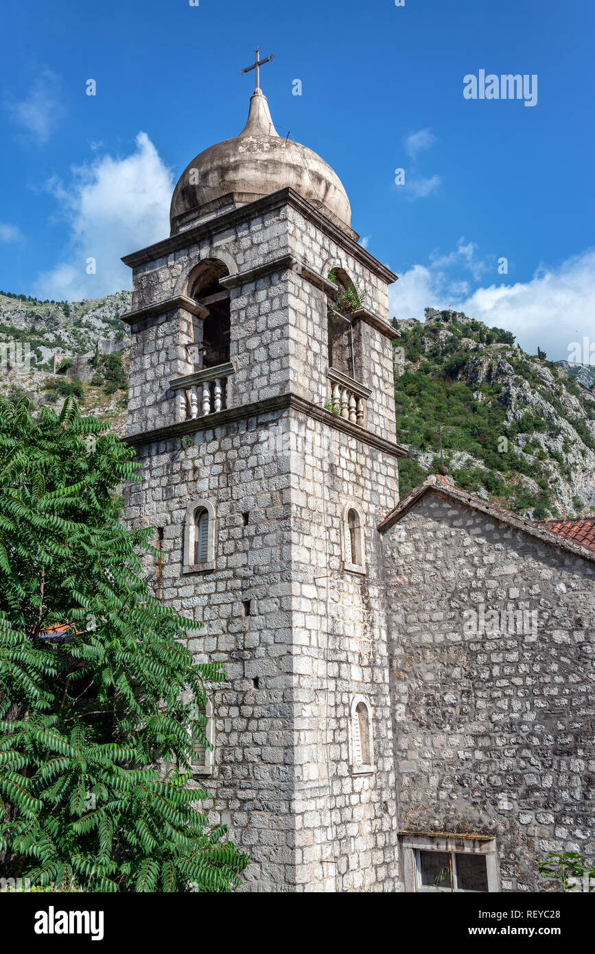 Vertikale Ansicht von St. Nicholas Serbisch-orthodoxe Kirche in Kotor, Montenegro Stockfoto