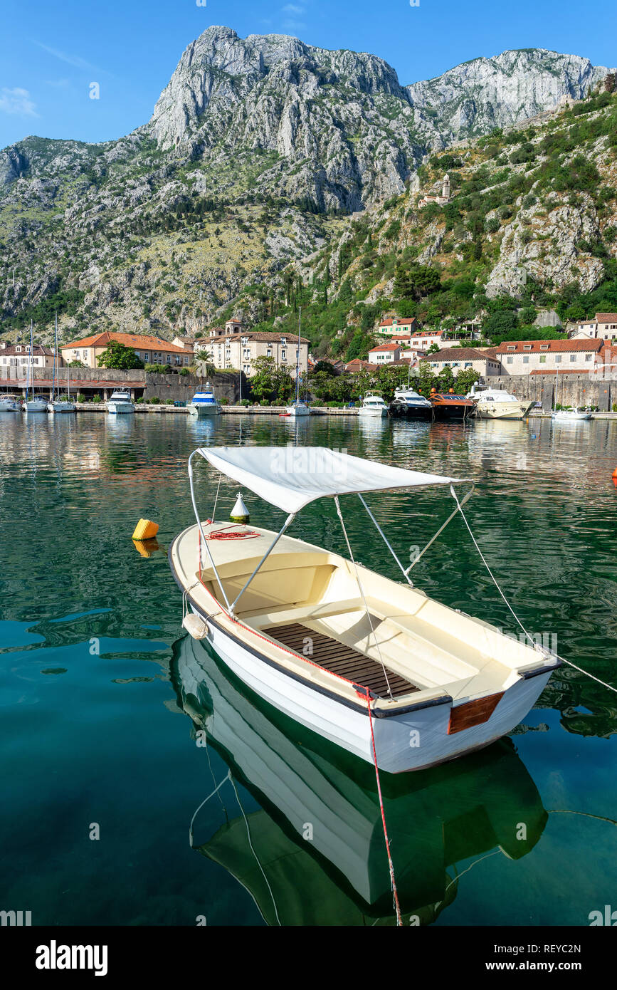 Boote in der Bucht von Kotor mit Bergen über der Stadt in Kotor, Montenegro steigende Stockfoto