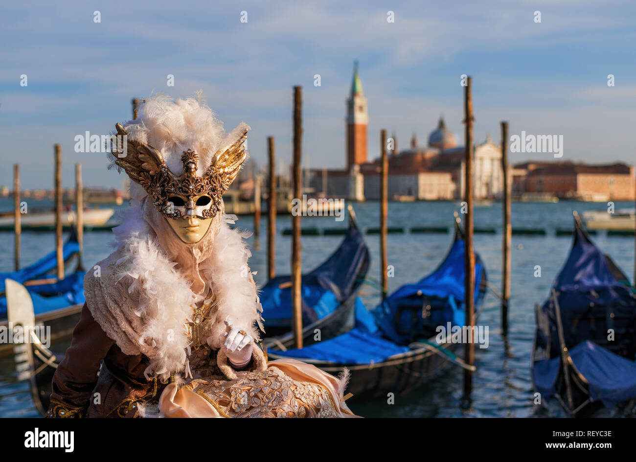 Wunderschöne Venezianische Maske lädt Sie zum Karneval von Venedig, mit St George Island, Lagune und Gondeln im Hintergrund Stockfoto