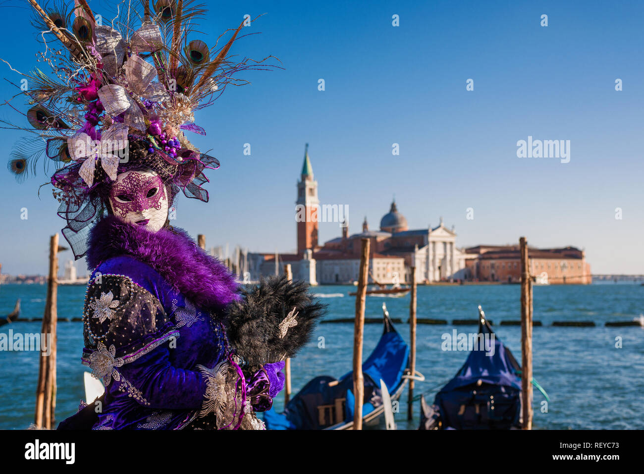 Karneval in Venedig. Wunderschöne Venezianische Maske mit St George Island, Lagune und Gondeln Stockfoto