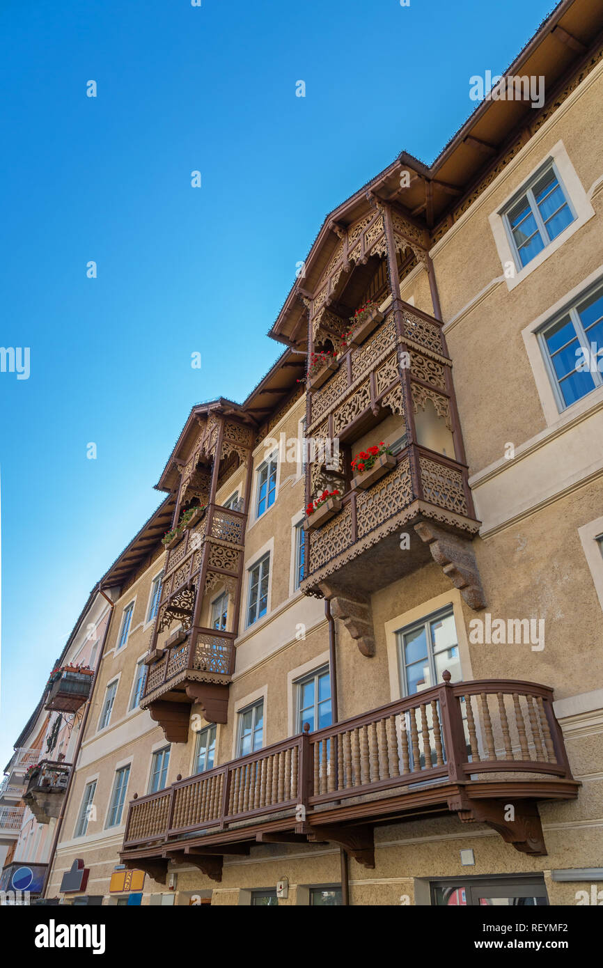 Holzbalkon auf ein Gebäude in Bruneck, Südtirol Stockfoto