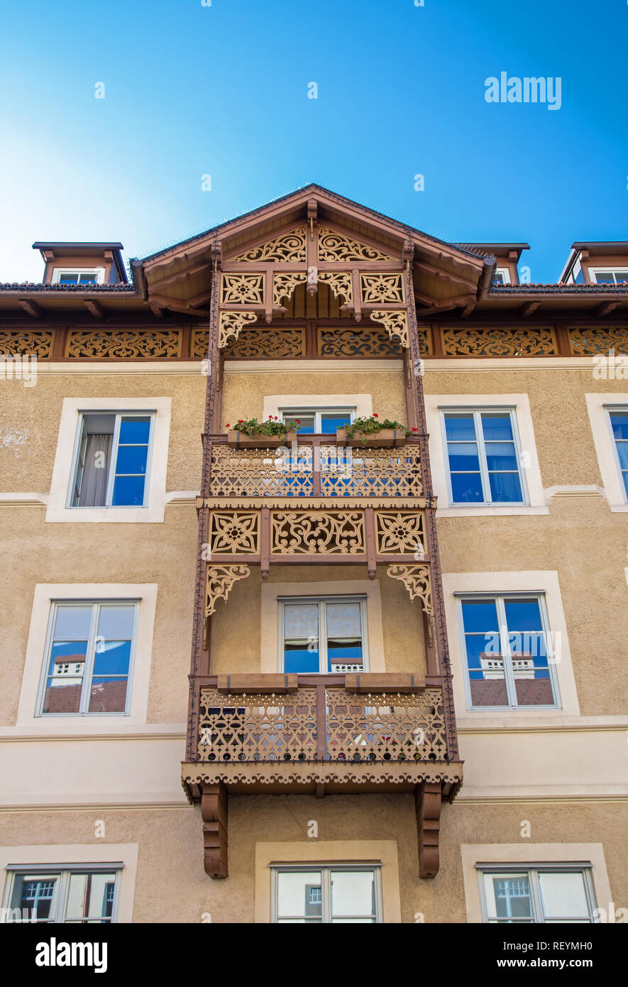 Holzbalkon auf ein Gebäude in Bruneck, Südtirol Stockfoto