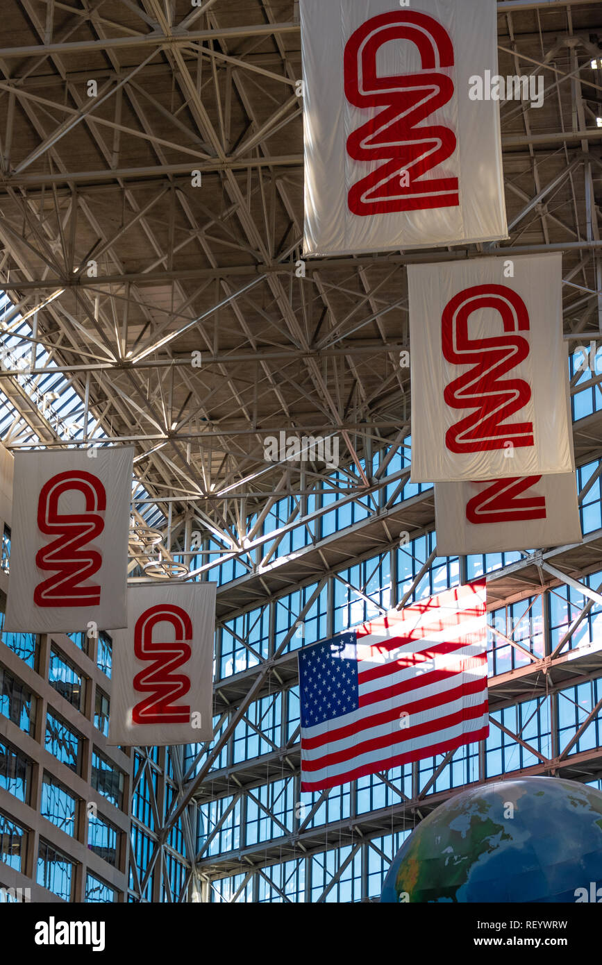 Flaggen im CNN Center, die Welt Hauptsitz von CNN hängend, in der Innenstadt von Atlanta, Georgia, neben der Centennial Olympic Park. (USA) Stockfoto