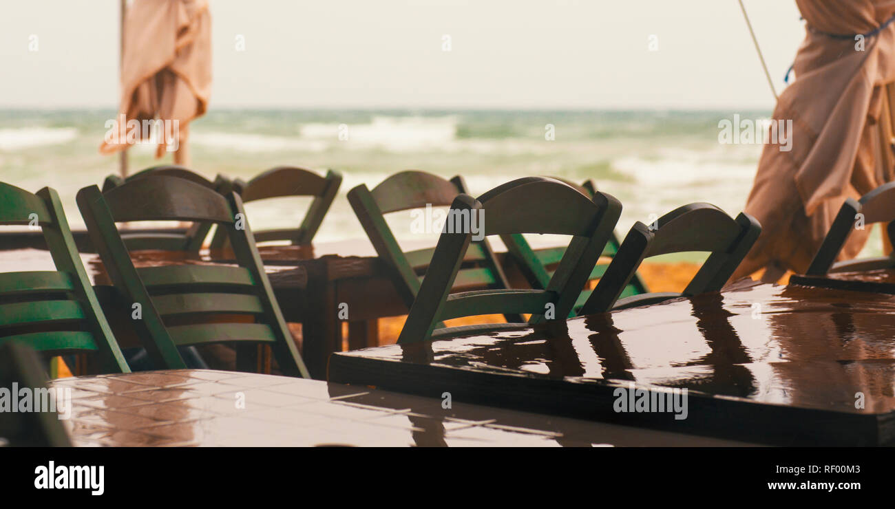 Regnerischen Tag am Meer. Der Strand Restaurant geschlossen ist, ist es am Ende der Saison Stockfoto