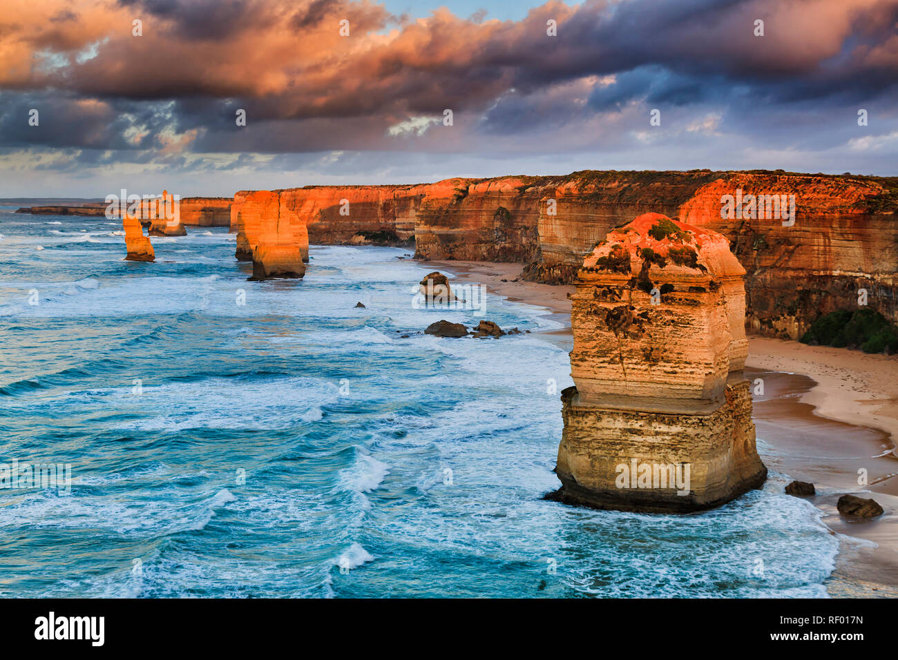 Warmen Sonnenuntergang Sonnenlicht auf Kalksteinfelsen, die zwölf Apostel im berühmten Marine Park der Great Ocean Road in Victoria, Australien. Stockfoto