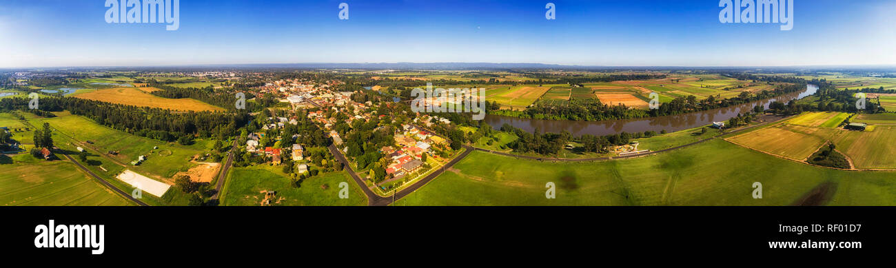 Flachland rund um regionale Windsor Stadt am Ufer des Hawkesbury River in Greate Sydney argicultural Region NSW durch bewässertes Ackerland umgeben. Stockfoto