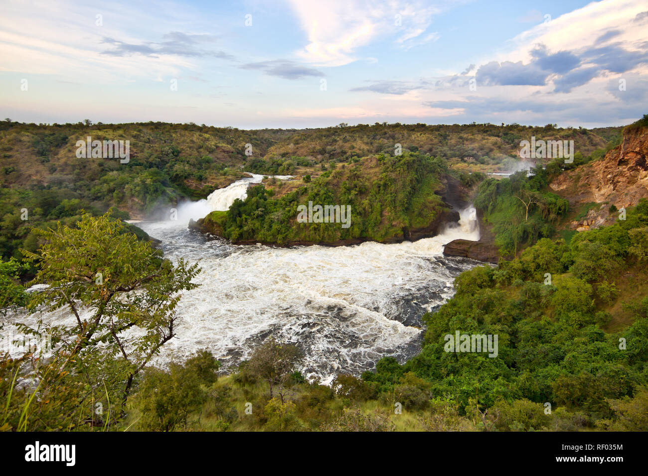 Murchison Falls ist ein Wahrzeichen für die Murshison Falls National Park in Uganda benannt ist. Der Nil fließt durch eine Lücke nur 7 m breit Stockfoto