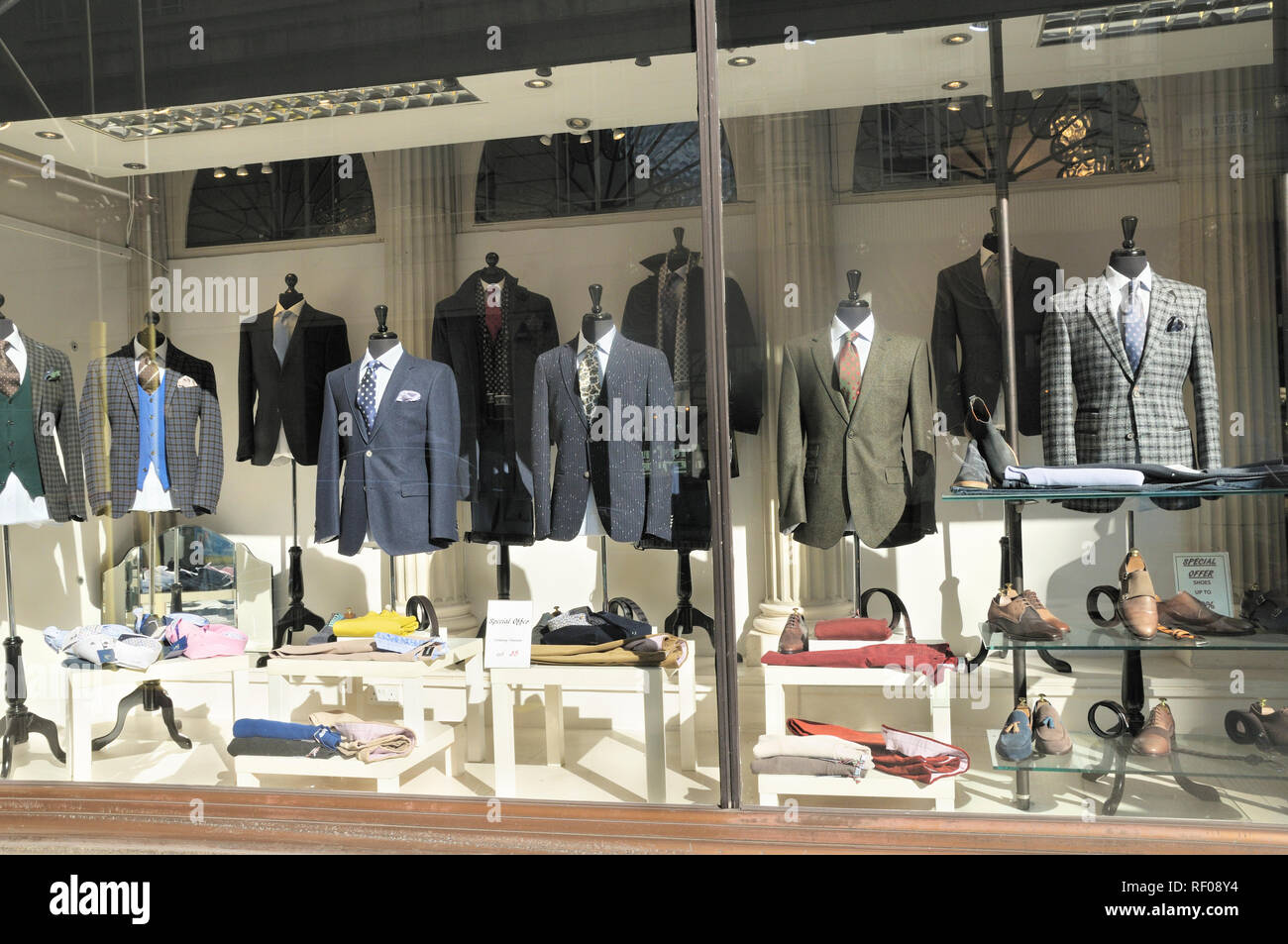 Stilvolle Herrenmode Anzüge und Jacke Kombinationen im Shop Fenster anzuzeigen, London, England, Großbritannien Stockfoto