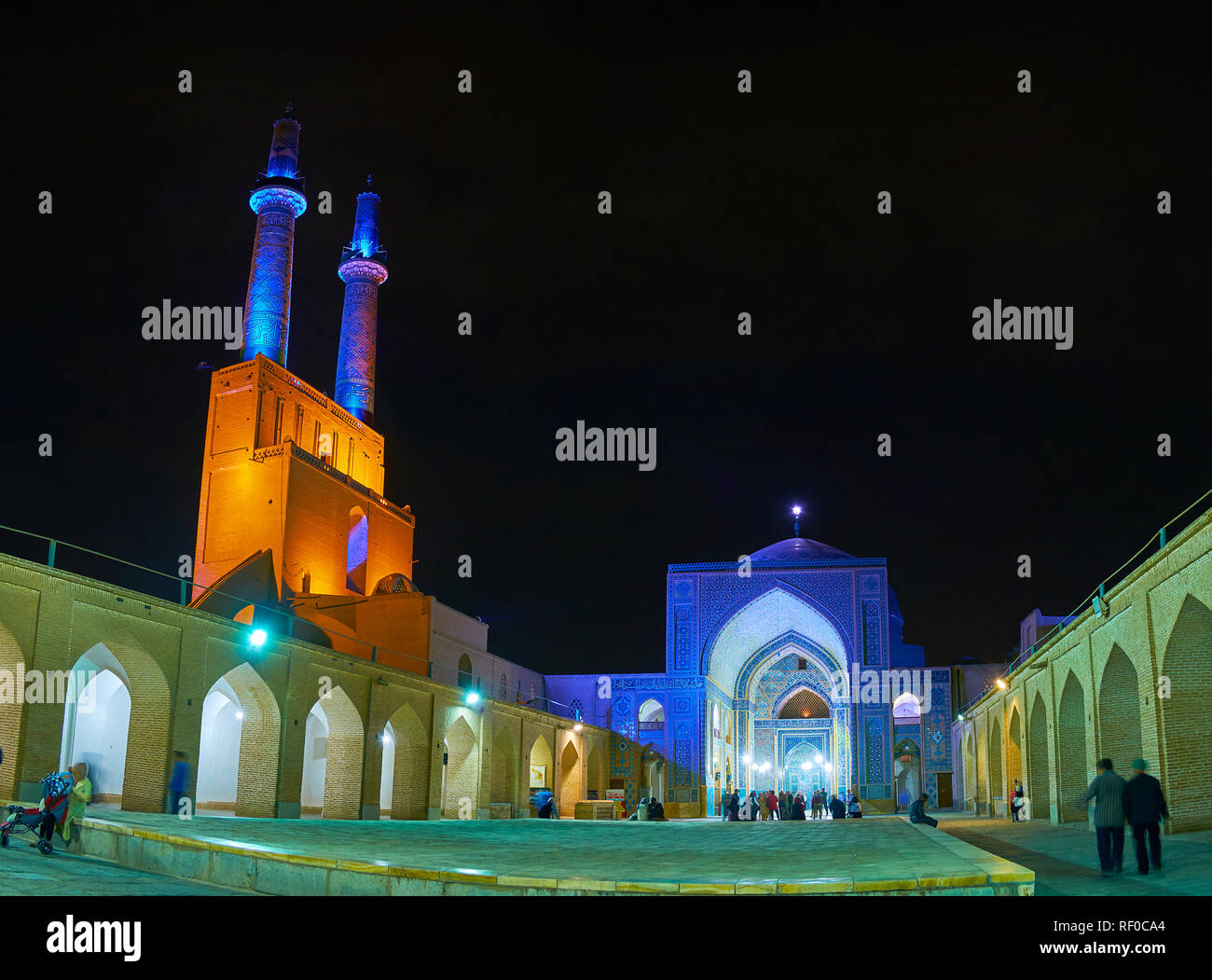 YAZD, IRAN - 18. OKTOBER 2017: genießen Sie am Abend beleuchteten Innenhof von Jameh (Freitag) Msque mit hellen blauen Portal und Minaretten, am 18. Oktober in Yazd Stockfoto