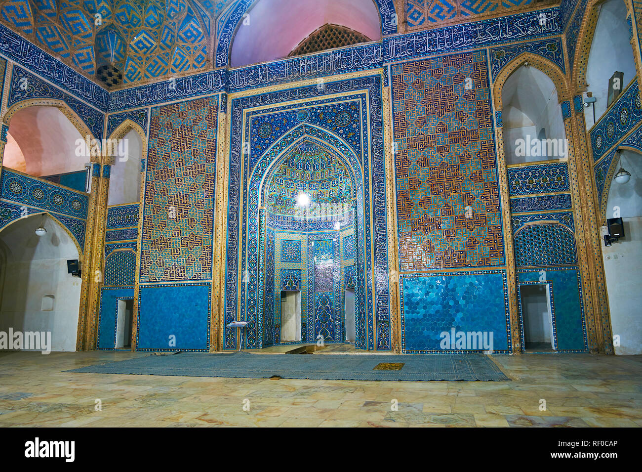 YAZD, IRAN - 18. Oktober 2017: Die herrliche Mihrab der Jameh Msque ist mit verzierten Islamischen Mustern verziert, Quranic Kalligraphie und muqarnas, Octo Stockfoto