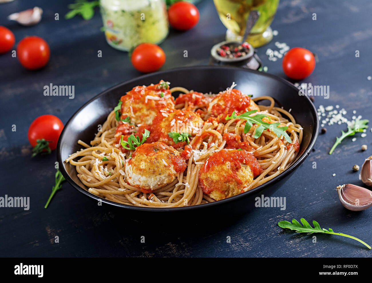 Italienischen Pasta. Spaghetti mit Fleischbällchen und Parmesan in schwarze Platte auf dunklen rustikalen, mit Holz Hintergrund. Abendessen. Slow food Konzept Stockfoto