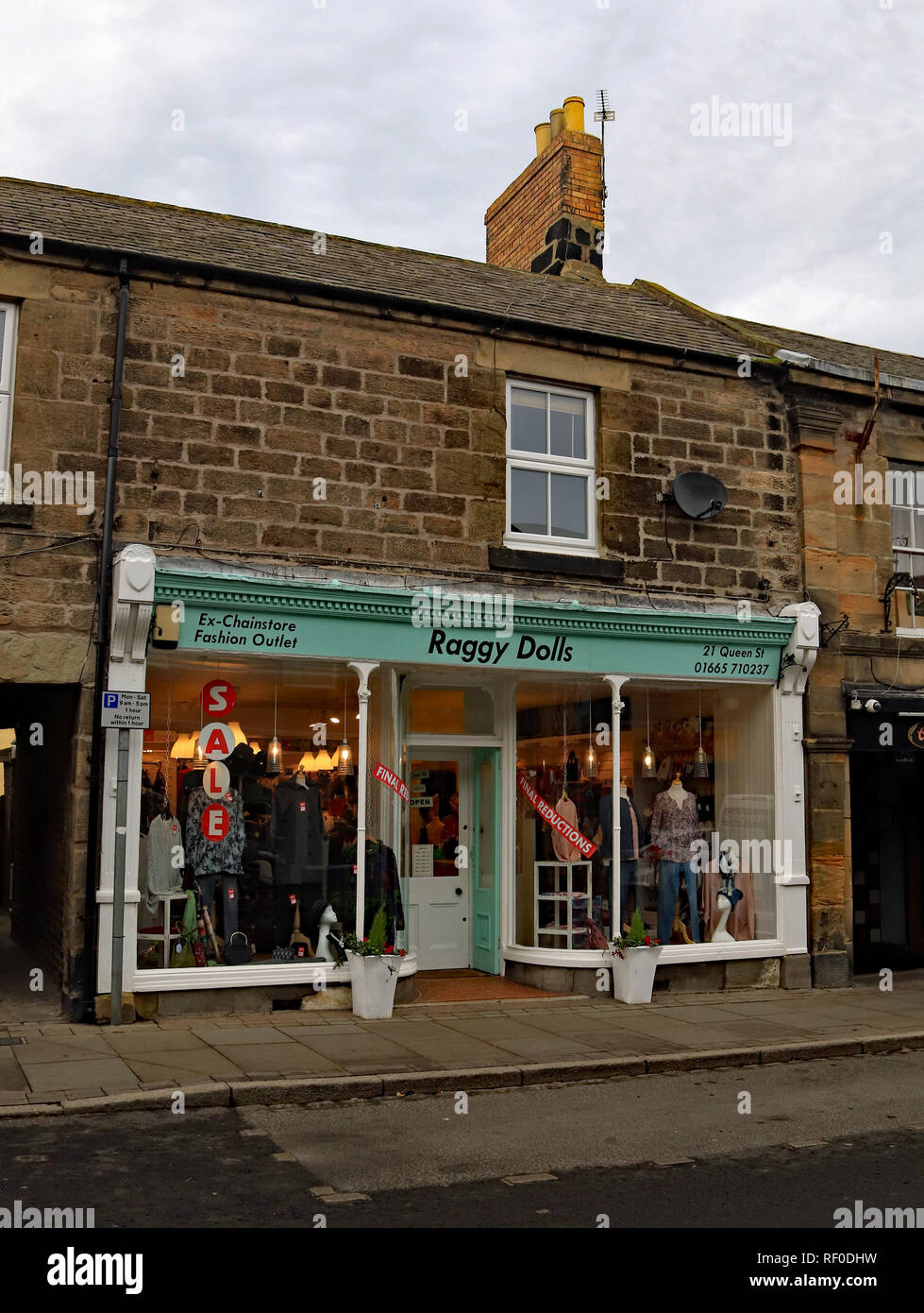 Raggy Puppen kleidung shop Schlendern Schlendern ist eine kleine Stadt an der nordöstlichen Küste von Northumberland in Nordost-england. Es war eine ehemalige Bergbaustadt. Stockfoto