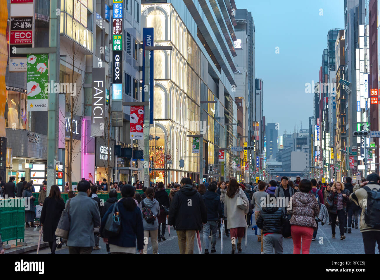 Nachtansicht von Ginza District, hat der Bezirk berühmte Marke Flagship Stores überall, bietet High-End-Fachgeschäfte. Stockfoto