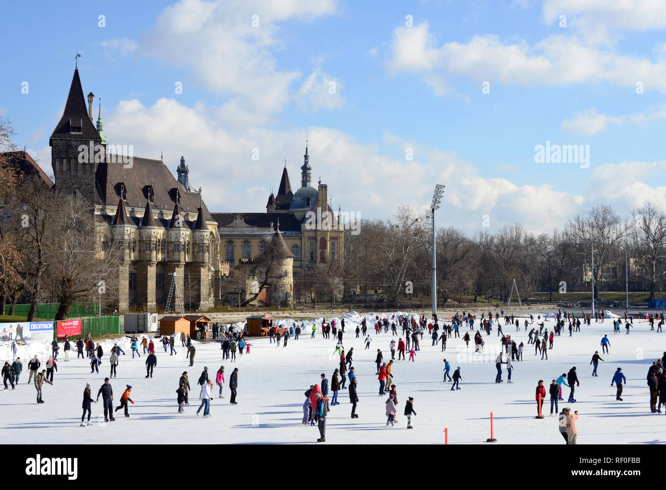 Eisbahn im City Park, Budapest, Ungarn. Eine jégpálya Városligetben, Budapest, Magyarország. Stockfoto