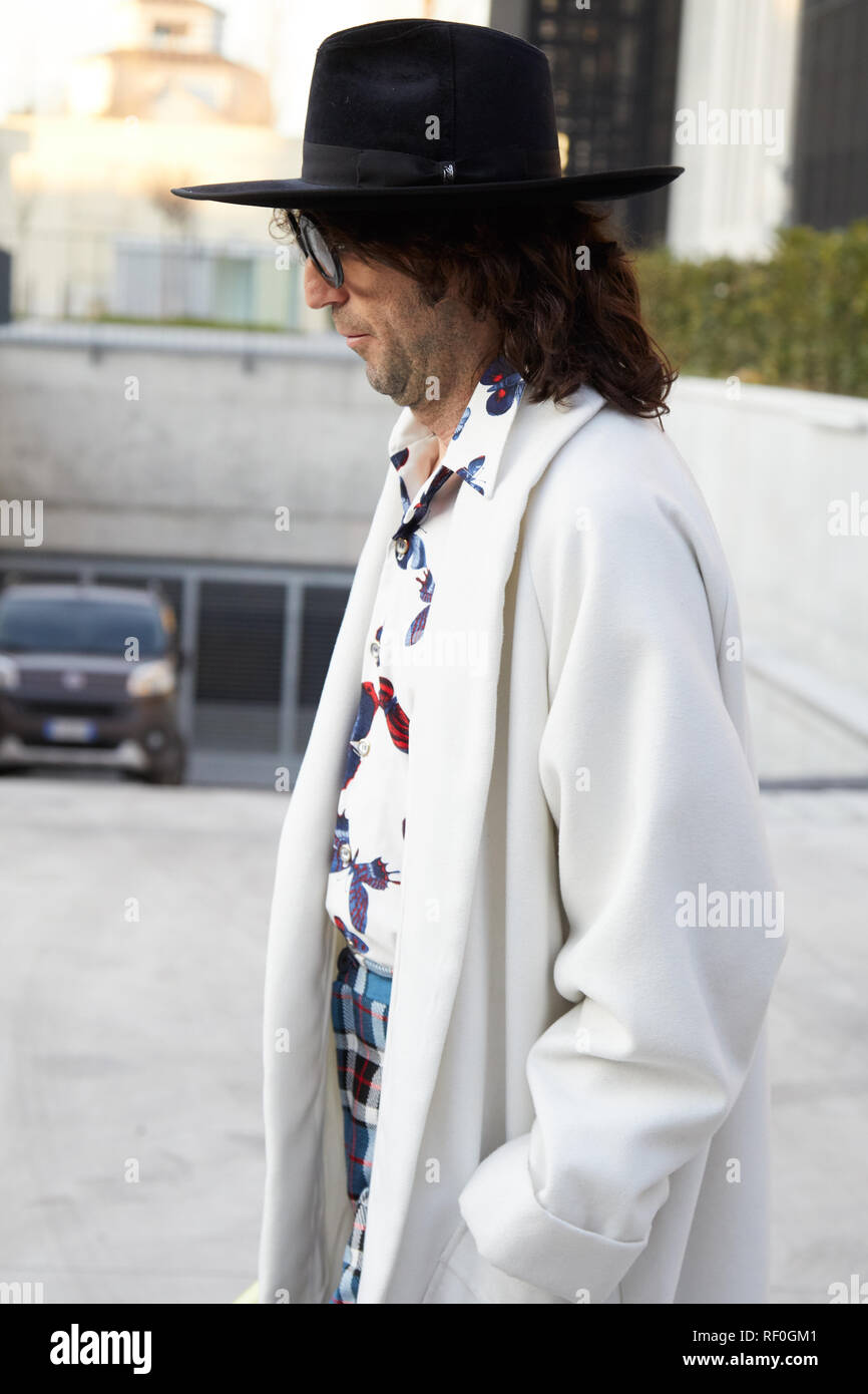 Mailand, Italien - Januar 12, 2019: Mann mit weißem Fell und schwarzen Hut vor Neil Barrett fashion show, Mailand Fashion Week street style Stockfoto