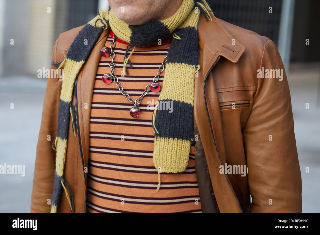 Mailand, Italien - Januar 12, 2019: Mann mit gelben und schwarzen Schal und gestreift orange Hemd vor Neil Barrett fashion show, Mailand Fashion Week Straße Stockfoto