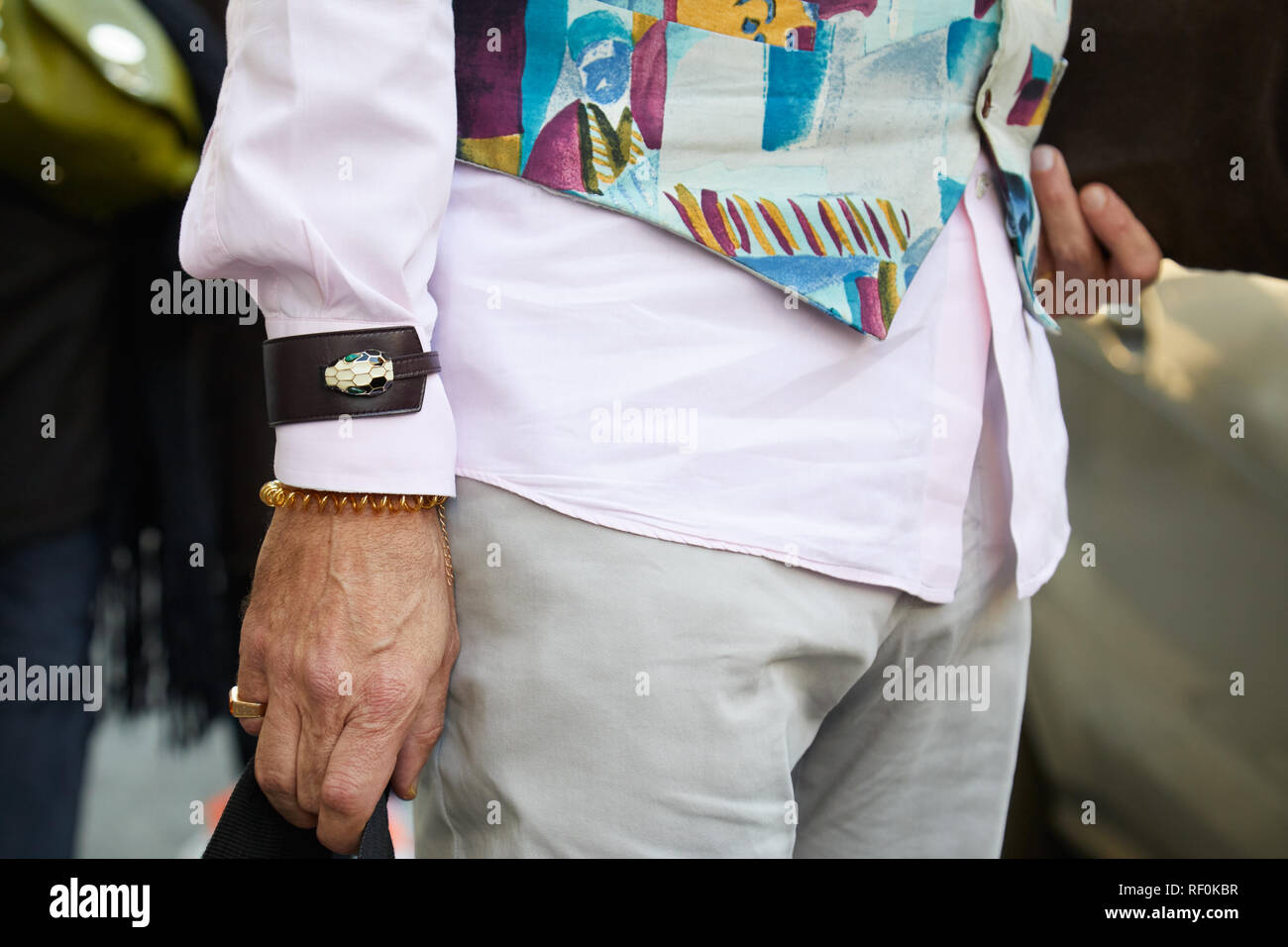Mailand, Italien - Januar 13, 2019: der Mensch mit Bulgari Schlange Armband  und rosa Hemd, bevor John Richmond fashion show, Mailand Fashion Week  street style Stockfotografie - Alamy