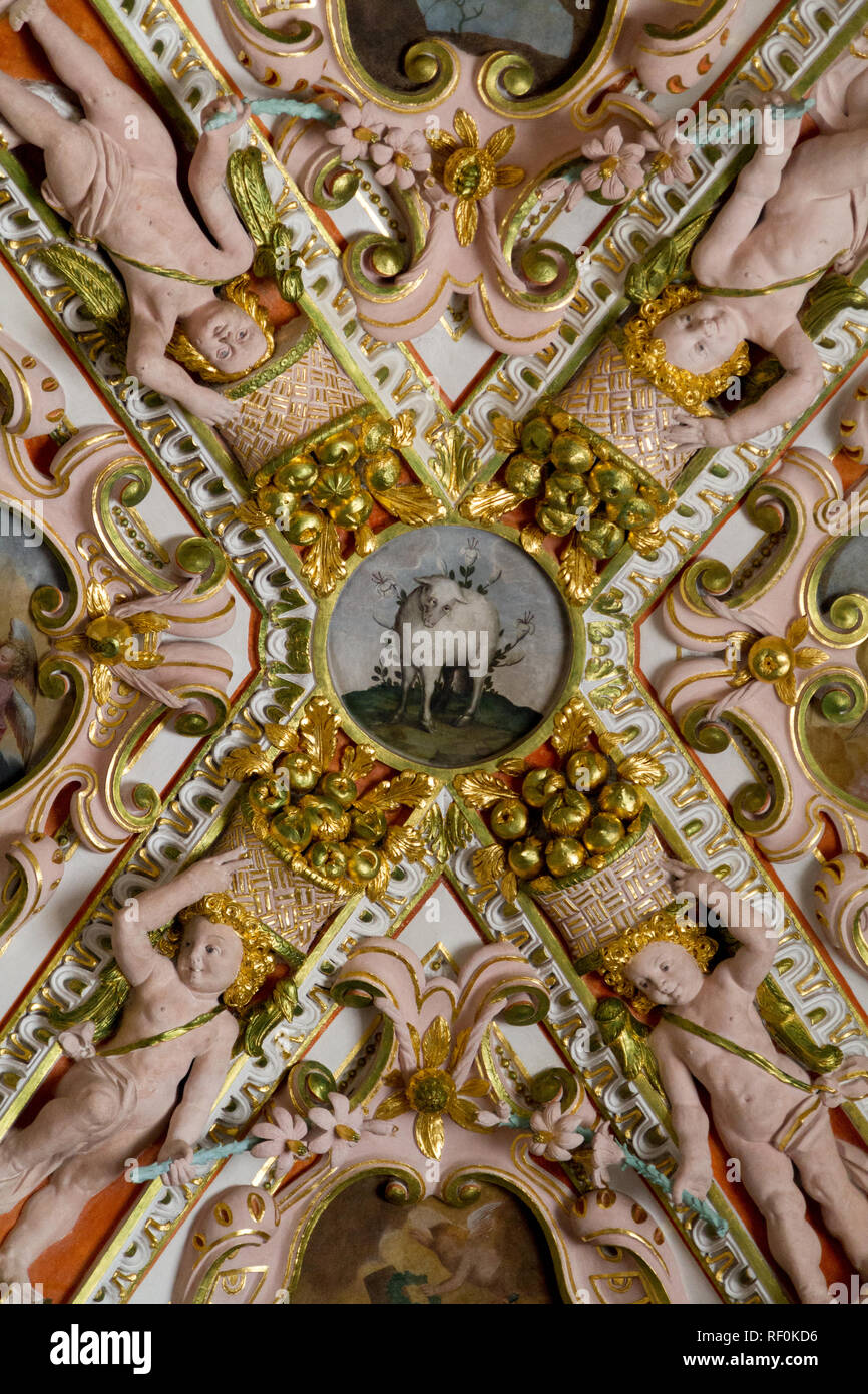 Trnava, Slowakei. 2018/4/12. Das Bild des Lammes Gottes an der Decke des Heiligen Johannes des Täufers Kathedrale von Trnava. Stockfoto