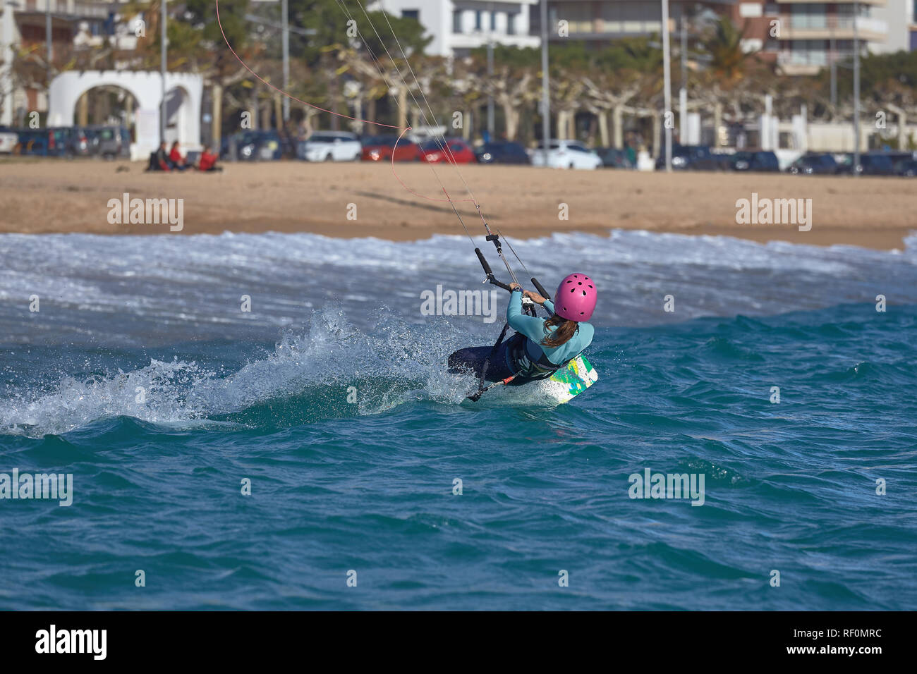 Kite Surfer am Strand in Costa Brava Palamos Stadt von Spanien. 10. 03. 2018 Spanien Stockfoto