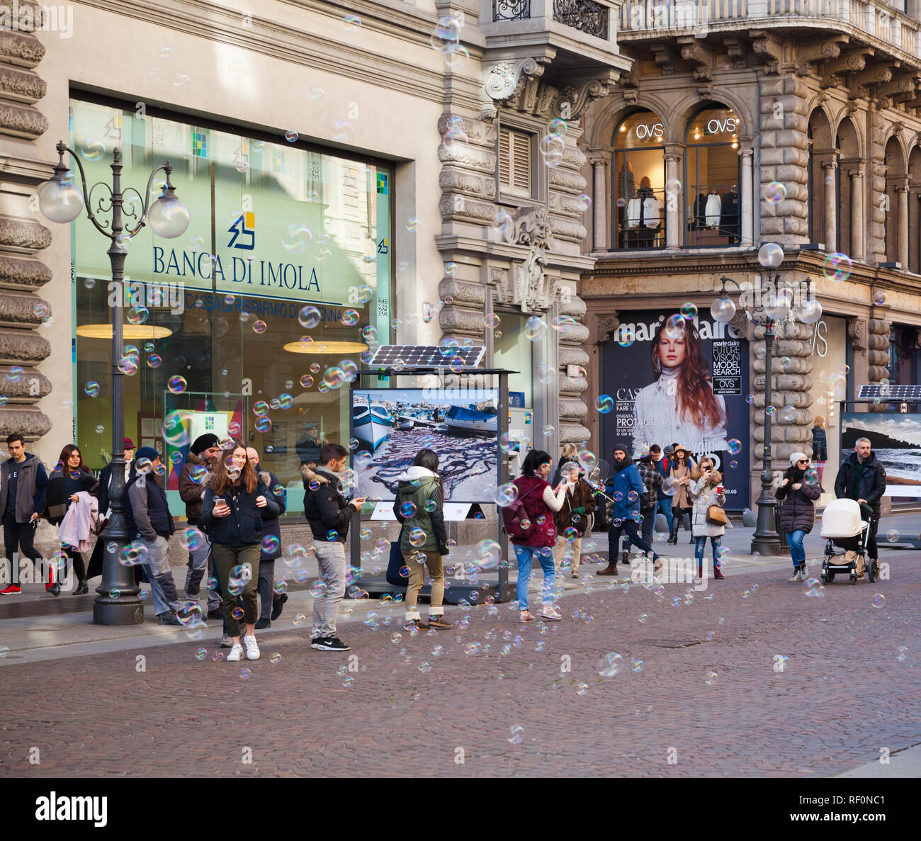 Mailand, Italien - Januar 19, 2018: Touristen zu Fuß auf der Straße von Mailand mit vielen bunten Seifenblasen Stockfoto