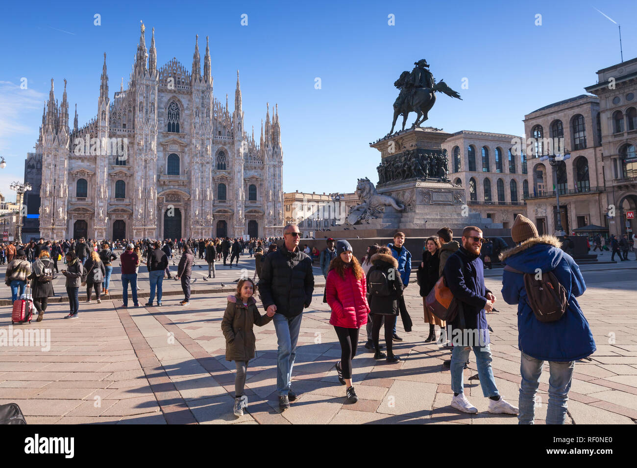 Mailand, Italien - Januar 19, 2018: Touristen und normale Menschen Spaziergang auf der Piazza del Duomo oder Cathedral Square, der Hauptplatz der Stadt von Mailand Stockfoto