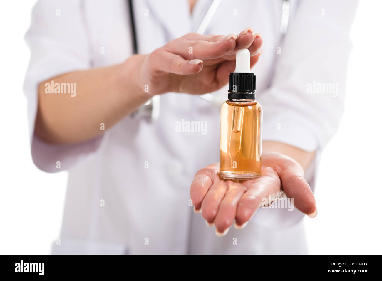 7/8-Ansicht der weiblichen Arzt holding Flasche cdb Öl- und Dropper isoliert auf weißem Stockfoto