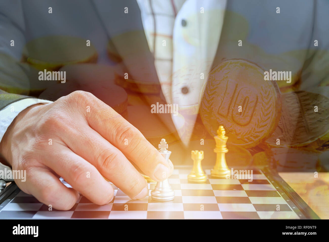 Unternehmer, die Schach spielen die Spieler auf die andere Seite. Zu dem Unternehmen, für das Denken und die Strategie und Planung zu kämpfen. Die ba Stockfoto