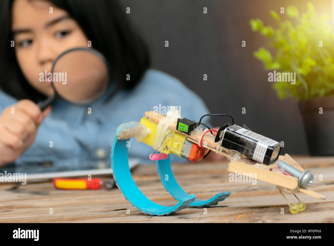 Stammzellen Bildung Konzept. Study Guide integriert, dass Wissenschaft, Technologie, Ingenieurwesen, Mathematik. Kinder halten eine Rakete Papier, ein Student holdi Stockfoto