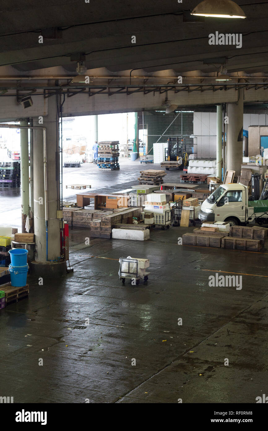 ODAWARA, JAPAN - 5. OKTOBER 2018: Ruhige Fischmarkt nach dem Handel Stockfoto