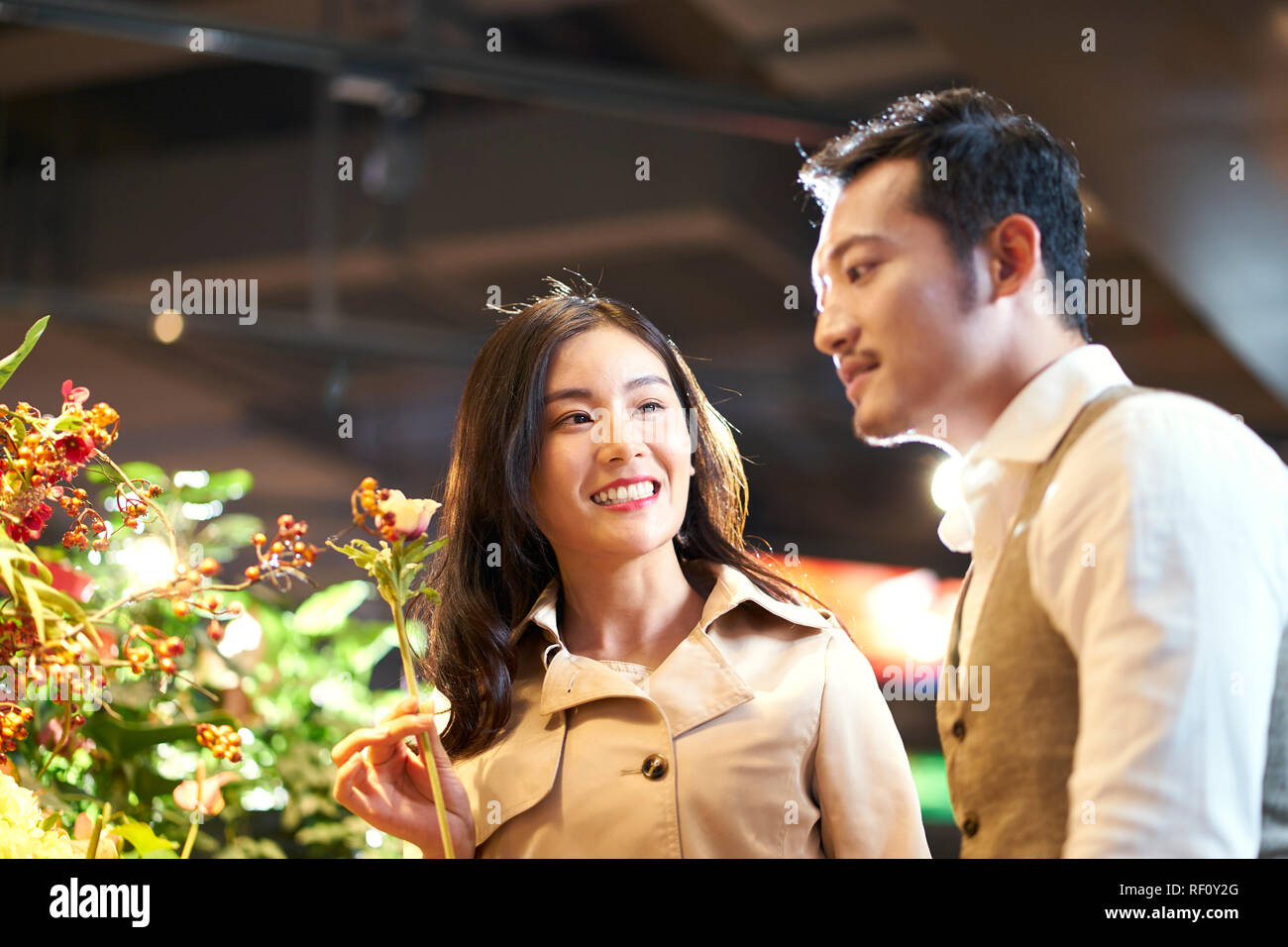 Glückliche junge asiatische Paar Auswahl und Kauf Blumen Stockfoto