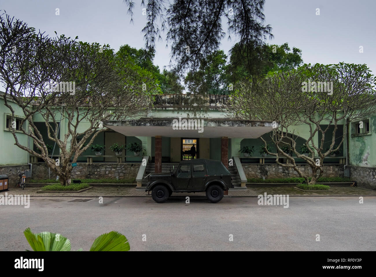 Die D67 Krieg Hauptsitz der Nord vietnamesische Armee in Hanoi, Vietnam. Der hintere Eingang. Stockfoto