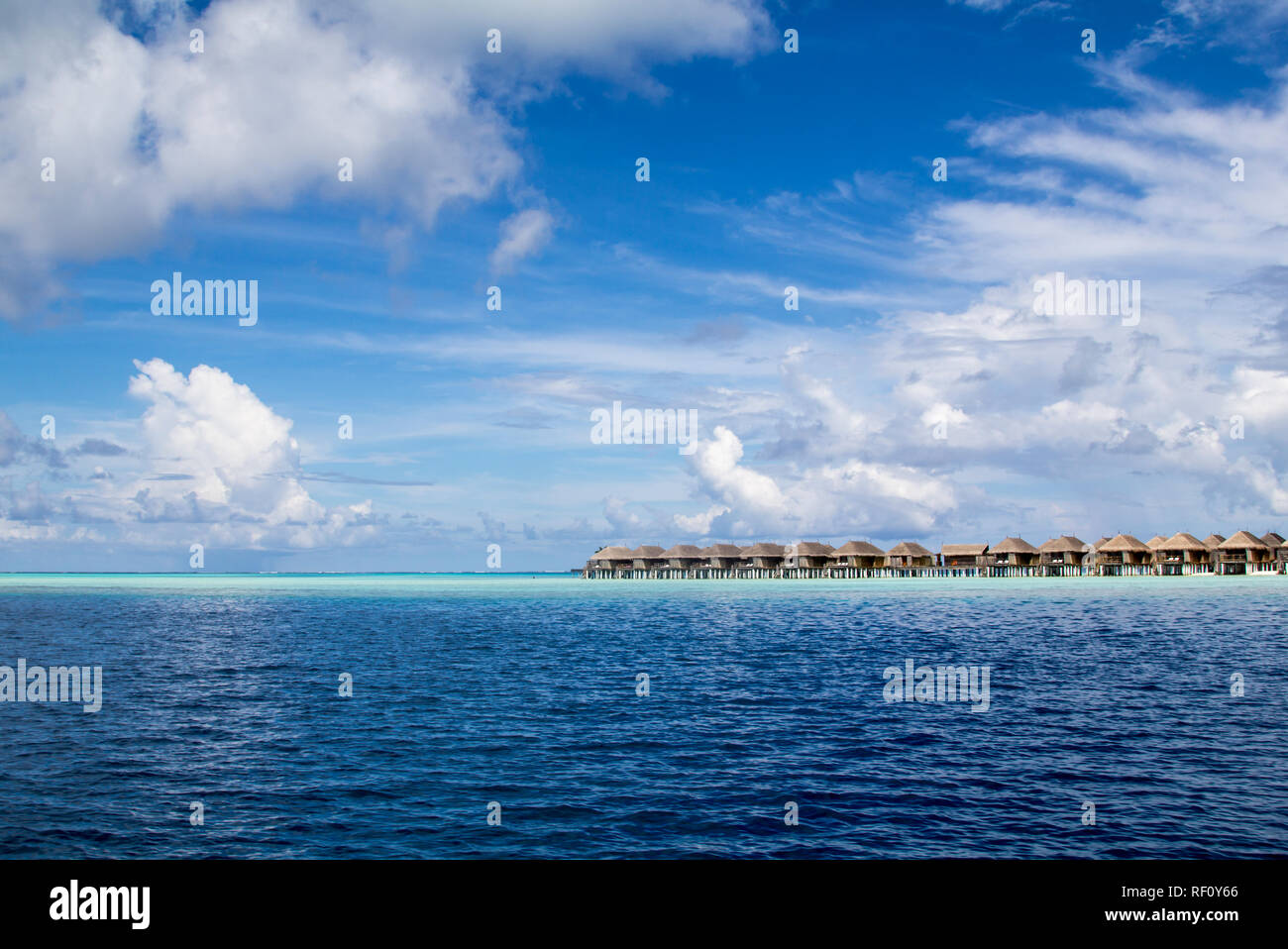 Seaside Bungalows auf einem flachen Riff in einem Luxus Resort auf den Malediven Stockfoto