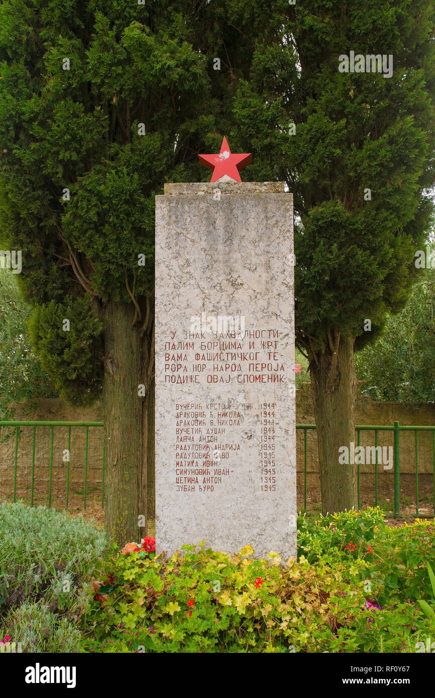 Peroj Kroatien-Am 1. September 2018. Eine Gedenktafel Gedenkstätte für die Verstorbenen Kampf gegen den Faschismus während des Zweiten Weltkriegs in das Dorf gewidmet Stockfoto