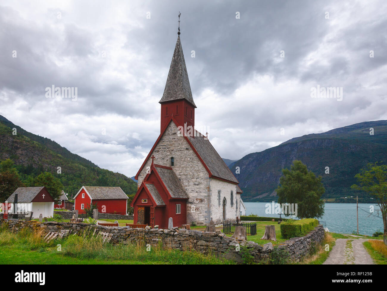 12. Jahrhundert romanischen gotischen Dale Kirche in Lustre Dorf am Lustrafjord (Lustrafjorden) Fjord, Zweig der größere Sognefjord (sognefjorden), Lu Stockfoto