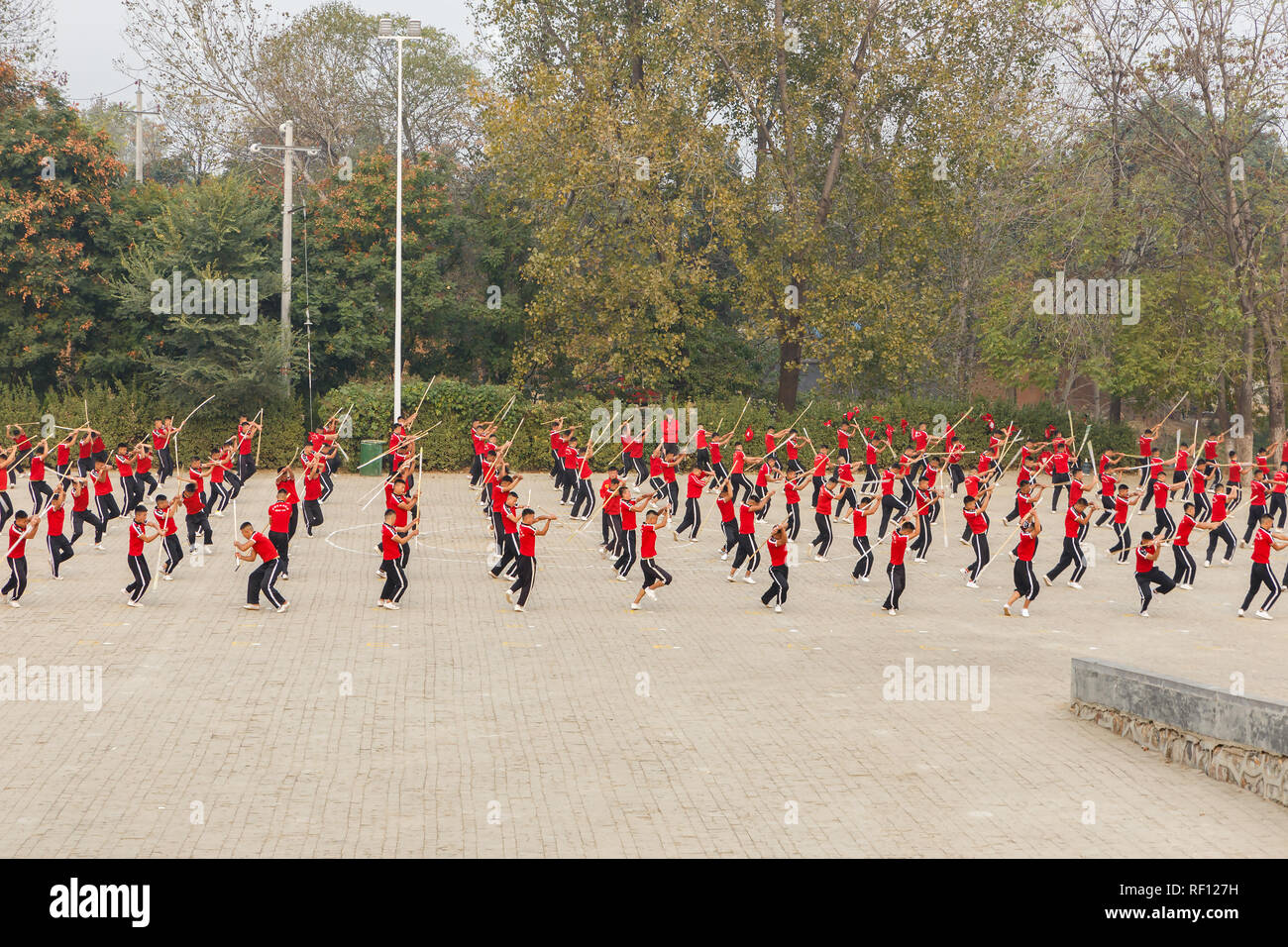 Dengfeng, China - Oktober 16, 2018: die Schülerinnen und Schüler von Martial Arts School Zug auf den Platz. Shaolin Kung Fu Schule. Stockfoto