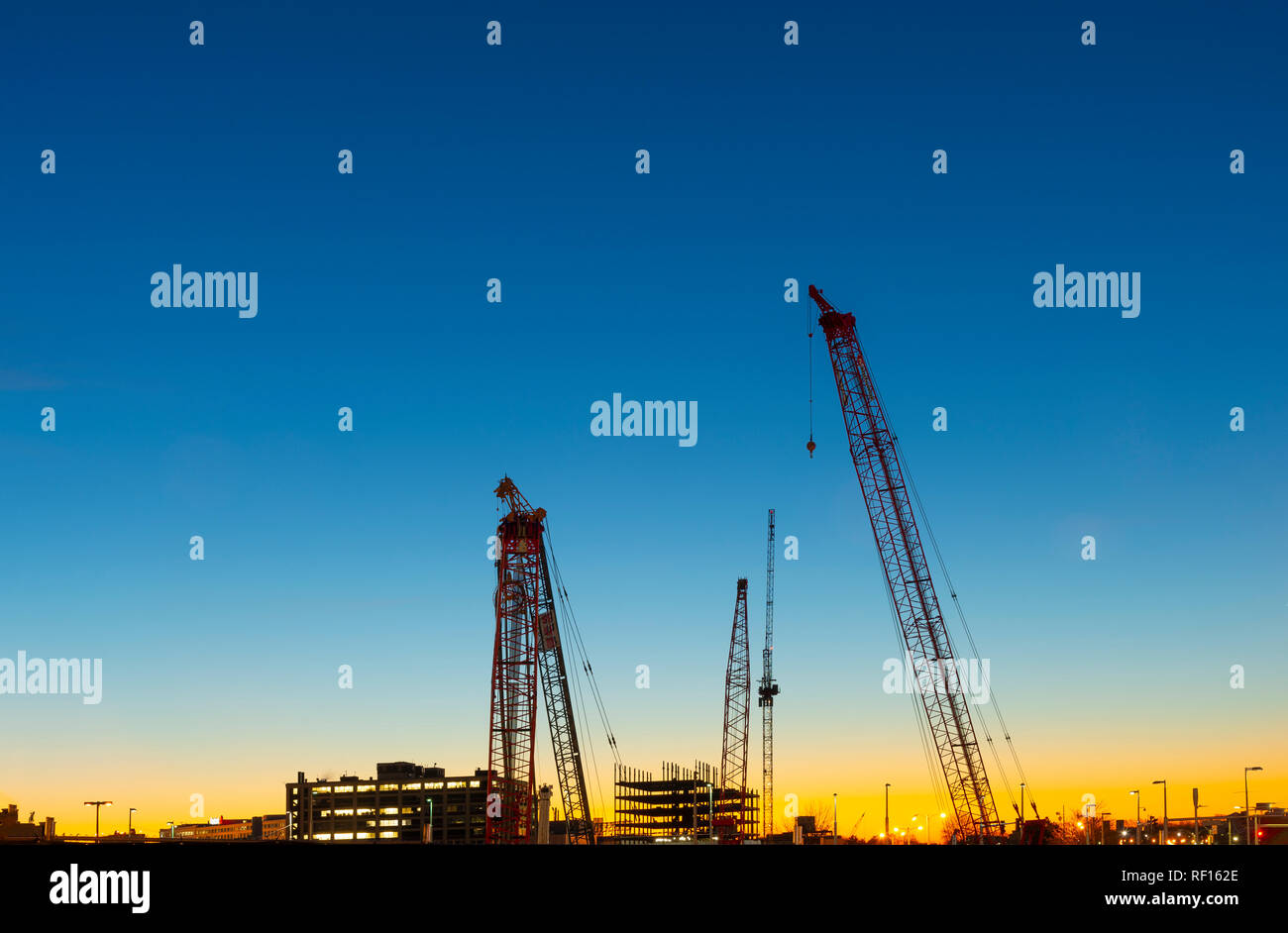 Baukräne bei Sonnenaufgang, Boston, USA Stockfoto