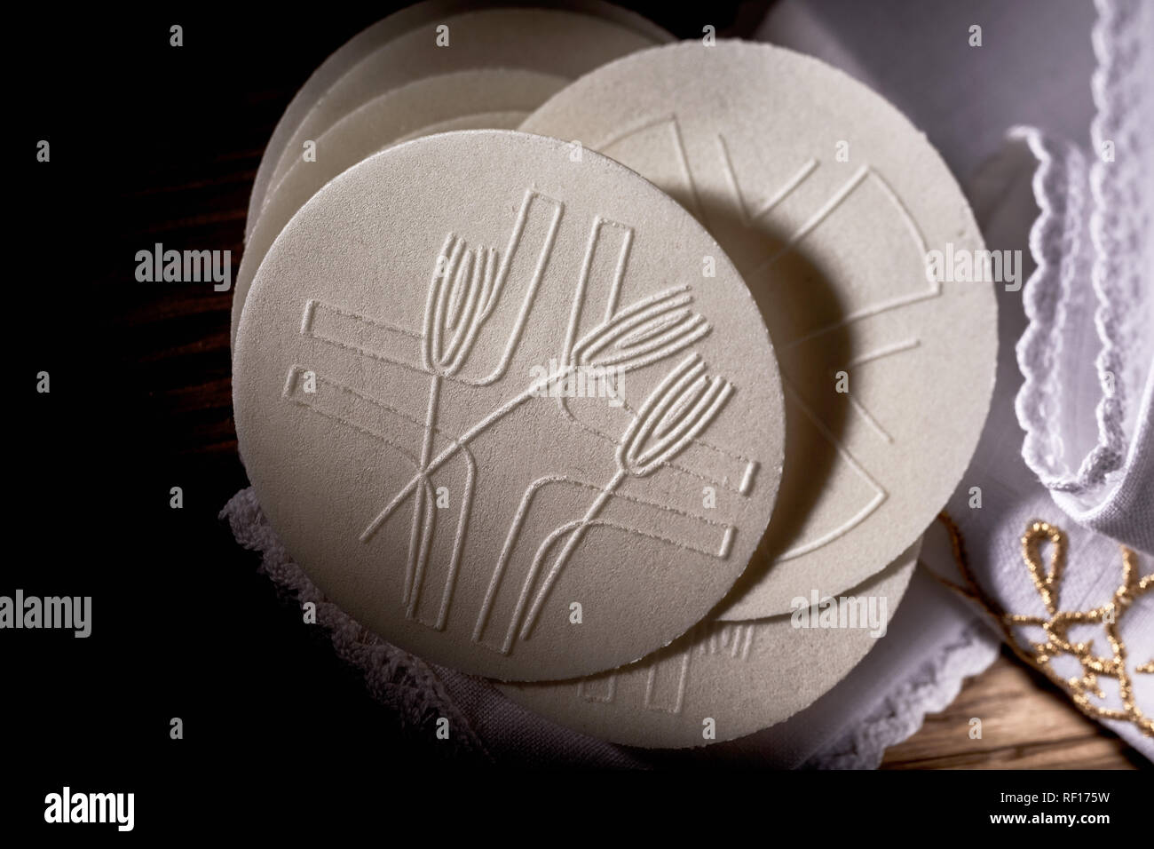 Schattenhafte Detail der sakramentalen Brot oder Hosties, die den Leib des auferstandenen Christus im Heiligen Abendmahl in der Kirche verwendet Stockfoto