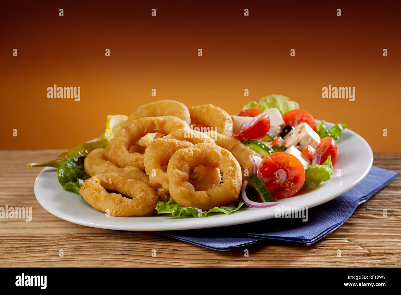 Platte Der Griechischen Salat Mit Zerschlagenen Frittierte Tintenfischringe Serviert Auf Einem Holztisch Mit Kopie Raum Uber Einen Braunen Hintergrund Mit Vignette Stockfotografie Alamy