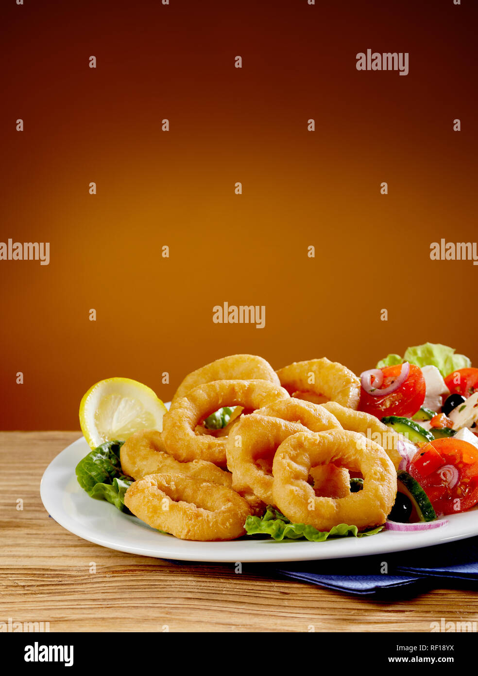 Golden Knusprig Frittierte Calamari Oder Tintenfischringe Im Teig Mit Einem Gesunden Frischen Salat Serviert Auf Der Seite In Einer Nahaufnahme Vertikale Ansicht Mit Kopie Raum Uber Stockfotografie Alamy