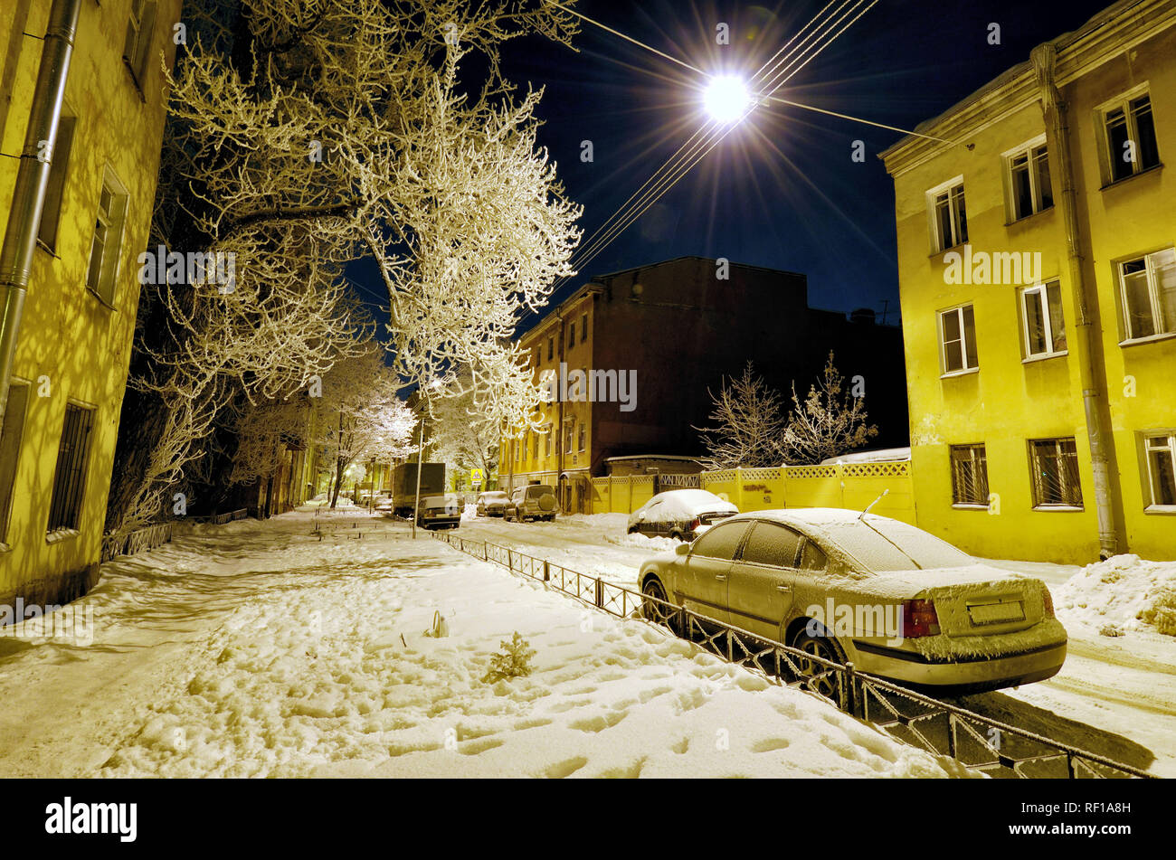 Nacht Stadt im Winter. Es ist eiskalt draußen. Es gibt eine Menge Schnee herum. Stockfoto