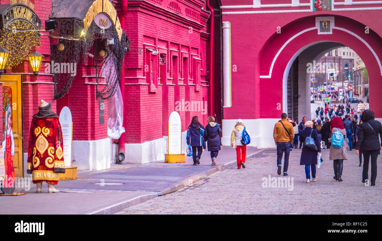 Moskau/Russland - 17. Mai 2017: Menschen sind zu Fuß auf dem Roten Platz neben Null Kilometer. Mann in Zar Kostüm in der Nähe des Gate am Roten Platz in Moskau Stockfoto