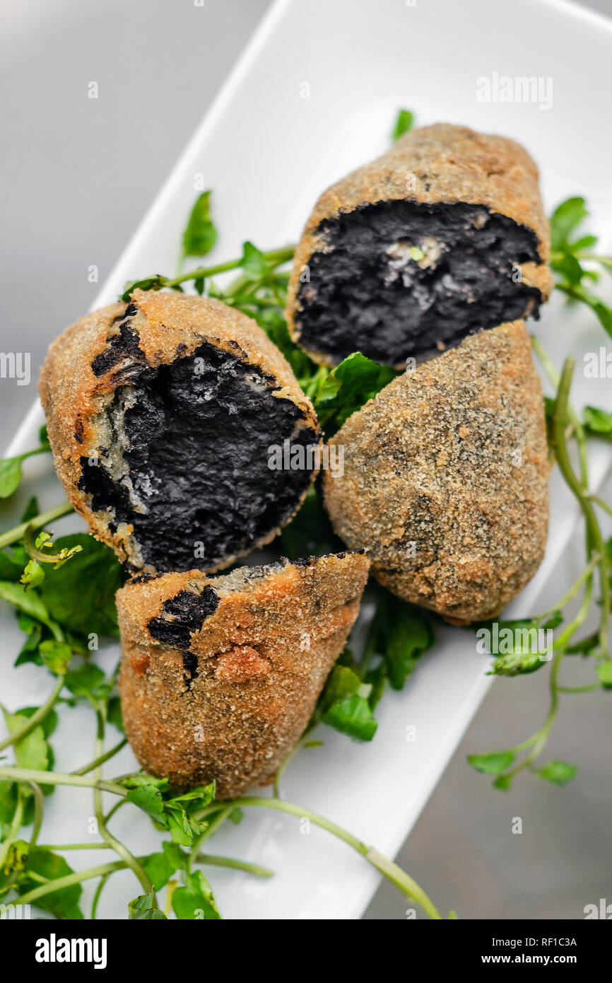 Portugiesische schwarze Tinte Tintenfisch gebraten Kroketten Snack food Starter Stockfoto