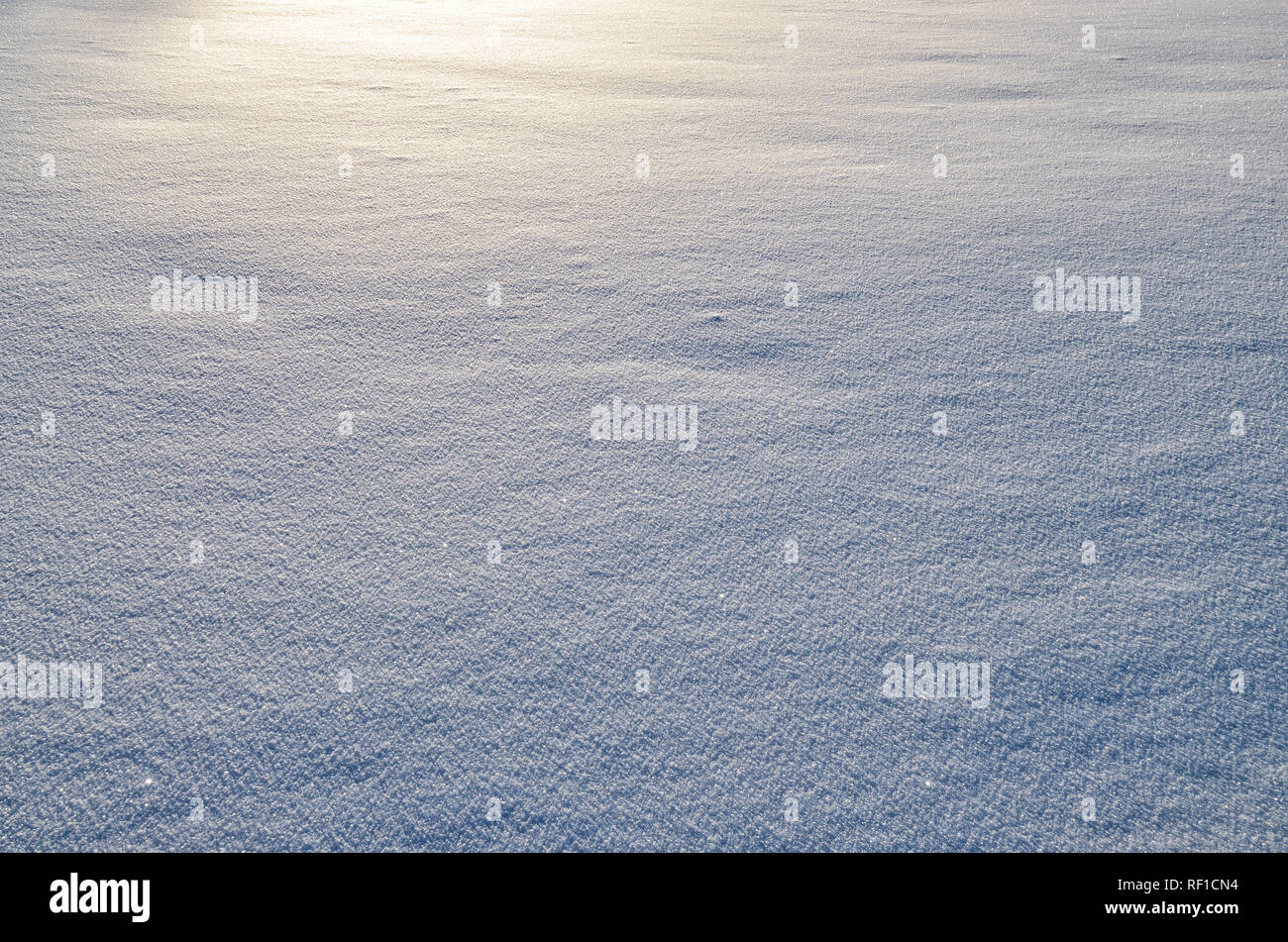 Schrägen Strahlen der Sonne, die die Beschaffenheit des Schnees. Stockfoto